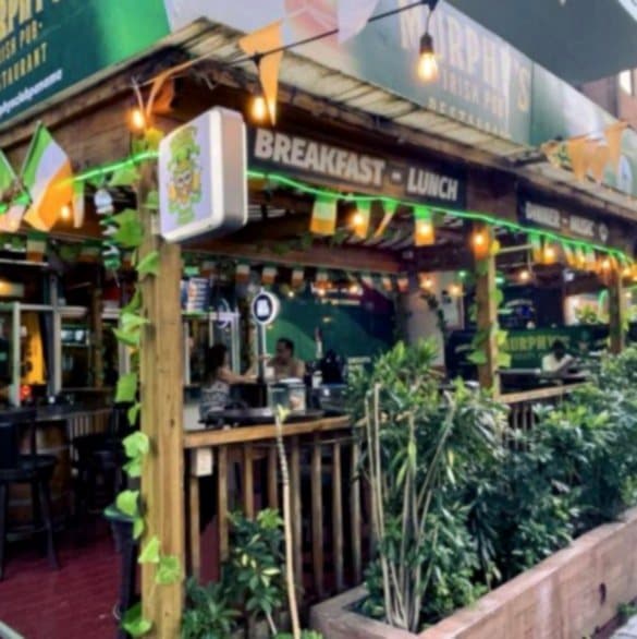 Murphy's terrace tables on Vía Argentina at night